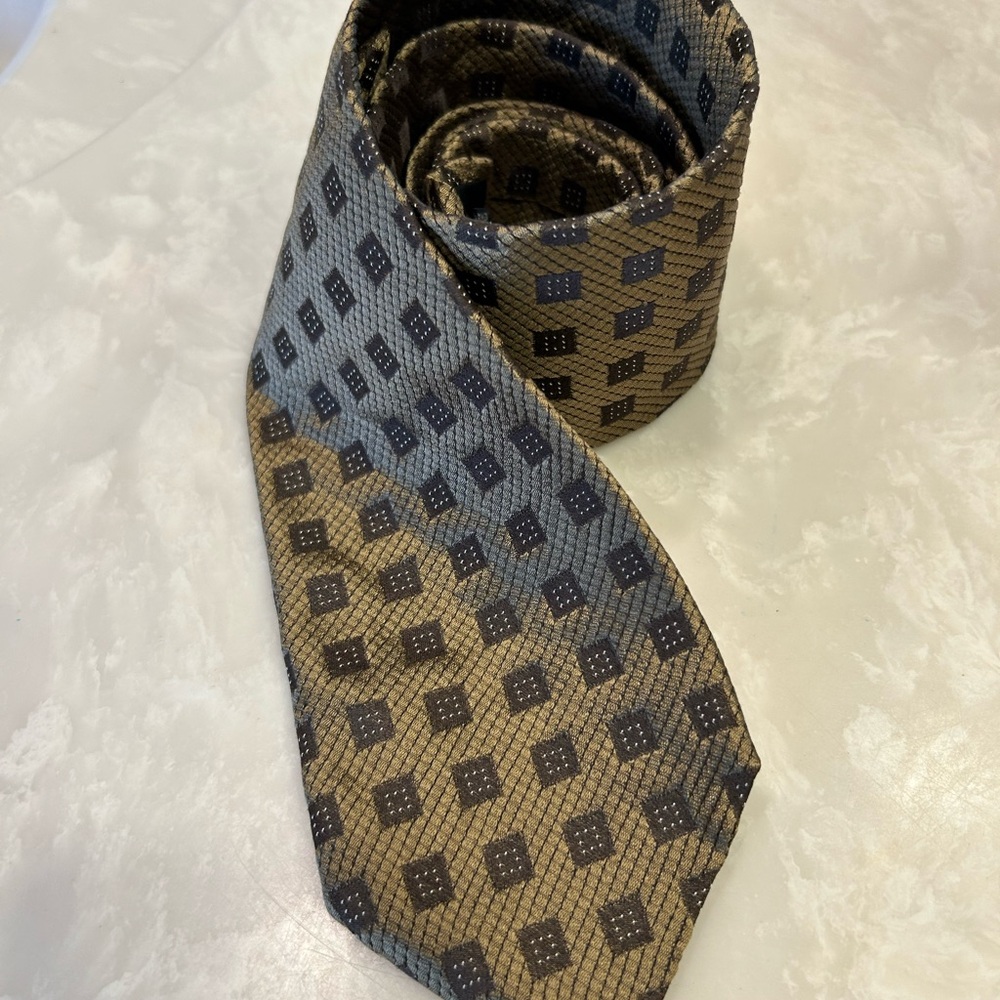 Elegant Gold and Black Hugo Boss Silk Men's Tie, Made in Italy, 3.25” X 56” long - Picture 2 of 12